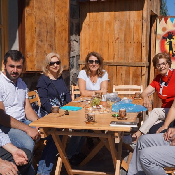 Բիզնեսը մարզերում․ փոքր տարածքից՝ բոհեմյան միջավայր․ «Բոհեմ արվեստանոց-թեյարան». Գոհար Մնացականյան Բիզնեսը մարզերում․ փոքր տարածքից՝ բոհեմյան միջավայր․ «Բոհեմ արվեստանոց-թեյարան». Գոհար Մնացականյան