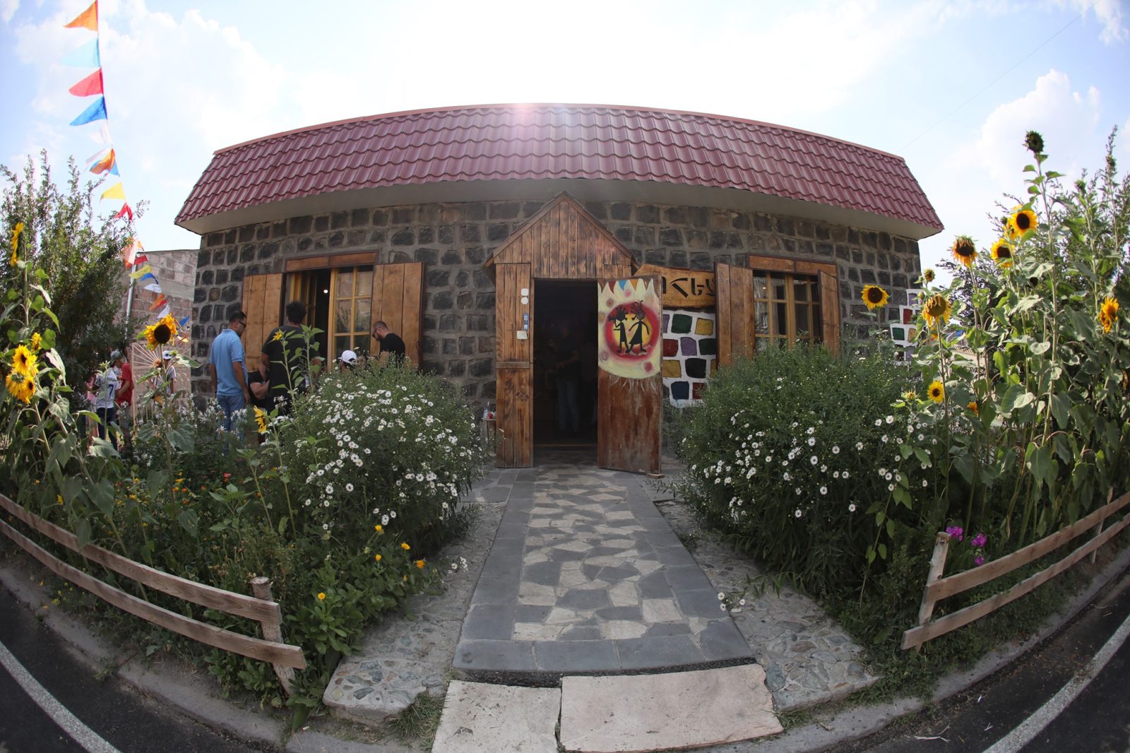 Բիզնեսը մարզերում․ փոքր տարածքից՝ բոհեմյան միջավայր․ «Բոհեմ արվեստանոց-թեյարան». Գոհար Մնացականյան